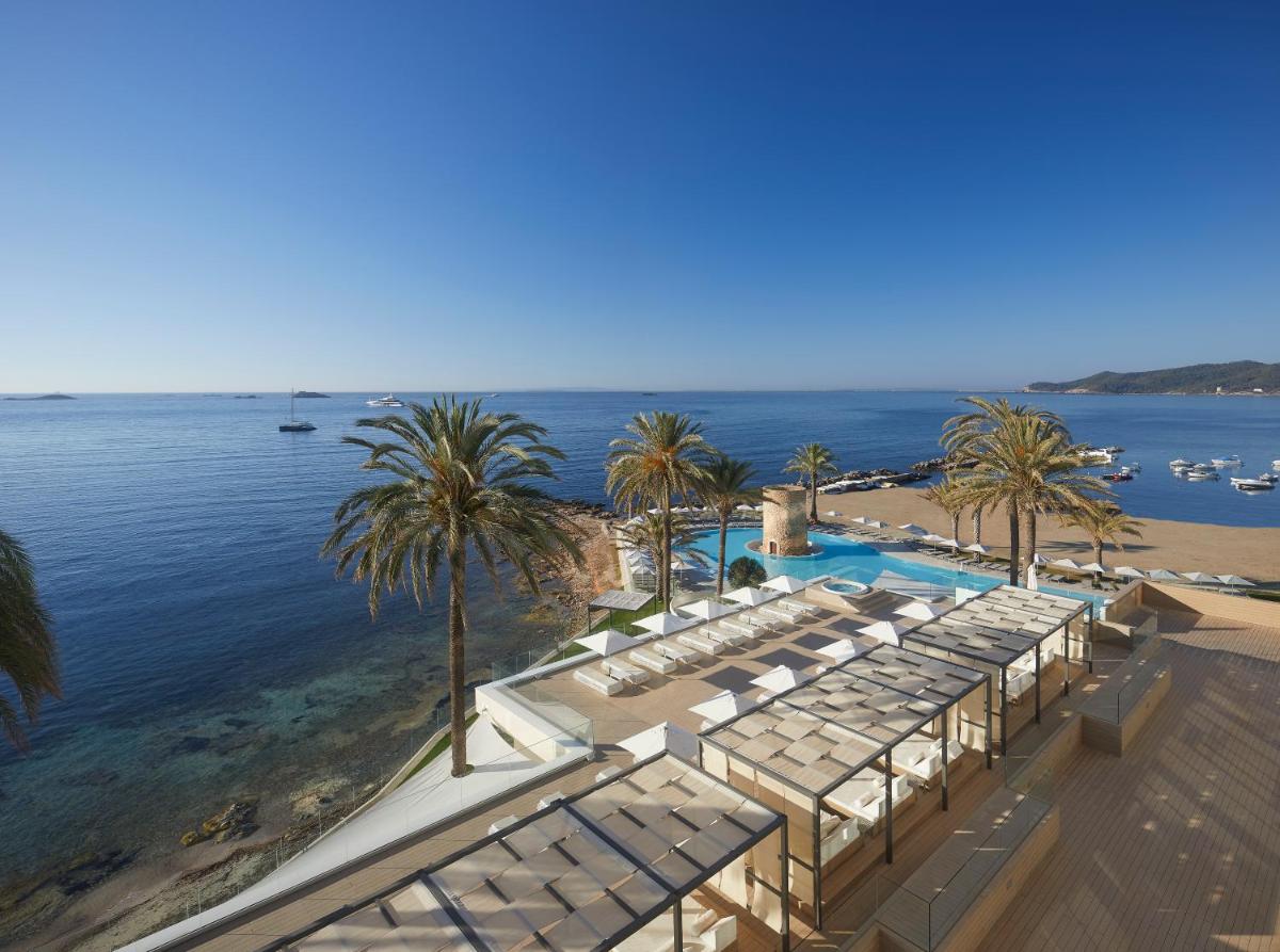 Una vista aérea de un resort con piscina y palmeras. en Hotel Torre del Mar - Ibiza, en Playa d'en Bossa
