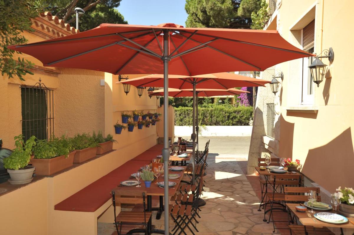 Un restaurante o sitio para comer en Van der Valk Hotel Barcarola