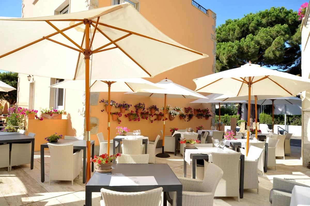 Un restaurante o sitio para comer en Van der Valk Hotel Barcarola