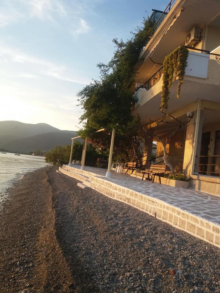 To Kyma-Afoi Roussou - Housity