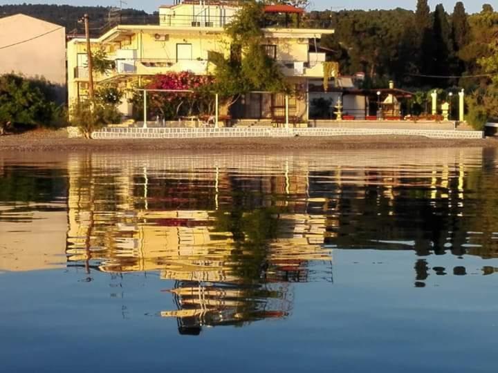 To Kyma-Afoi Roussou - Housity