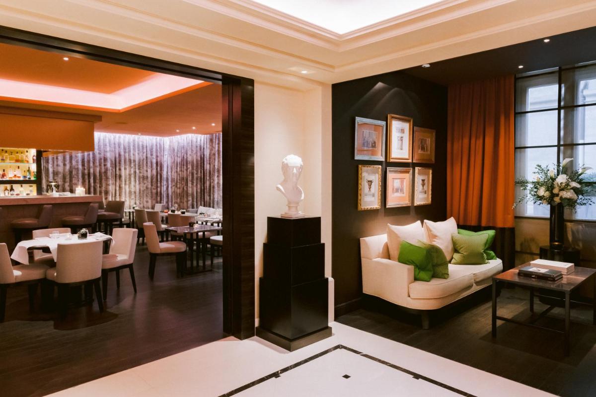 Coin salon dans l'établissement Grand Hôtel Du Palais Royal