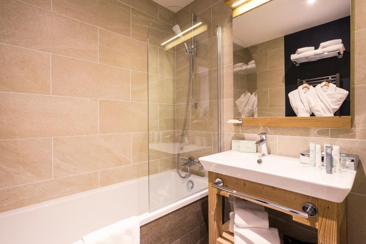 Salle de bains dans l'établissement Hôtel Saint Charles Val Cenis