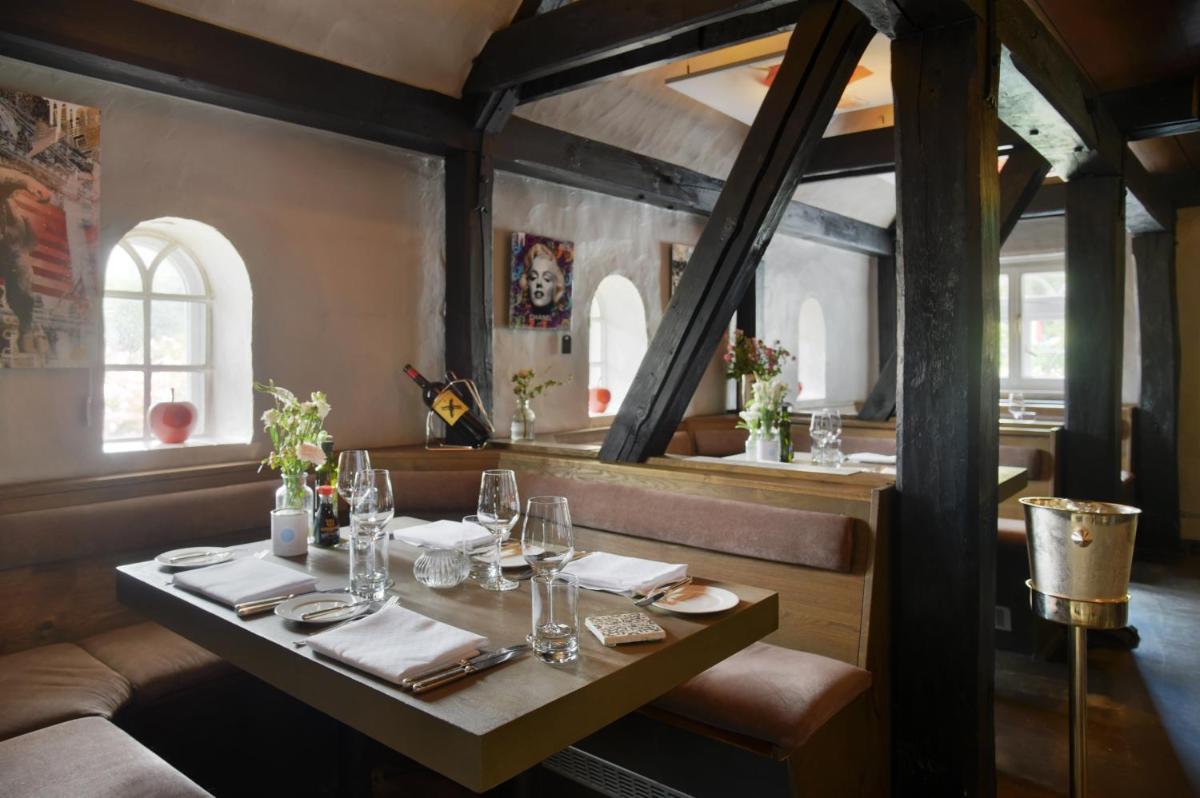 Ein Sitzbereich in der Unterkunft Relais & Châteaux Landhaus Stricker