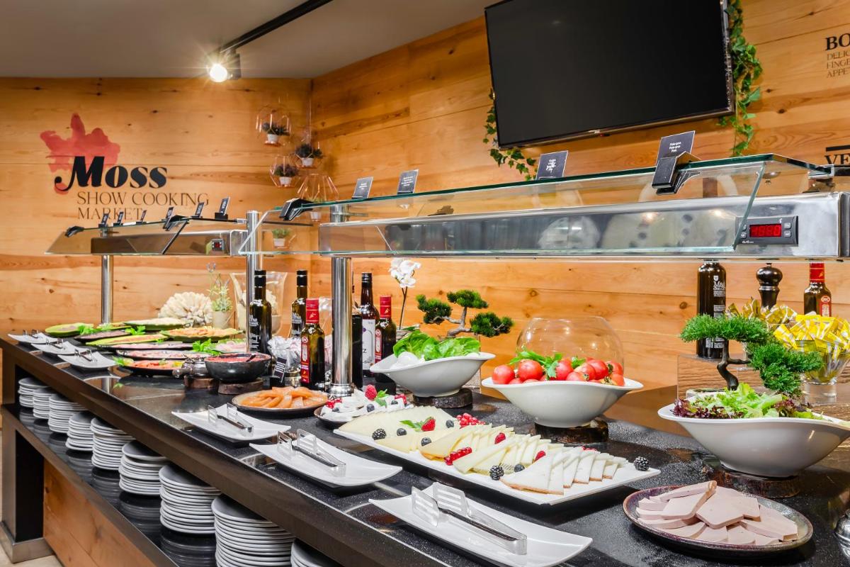 Comida en o cerca de este hotel