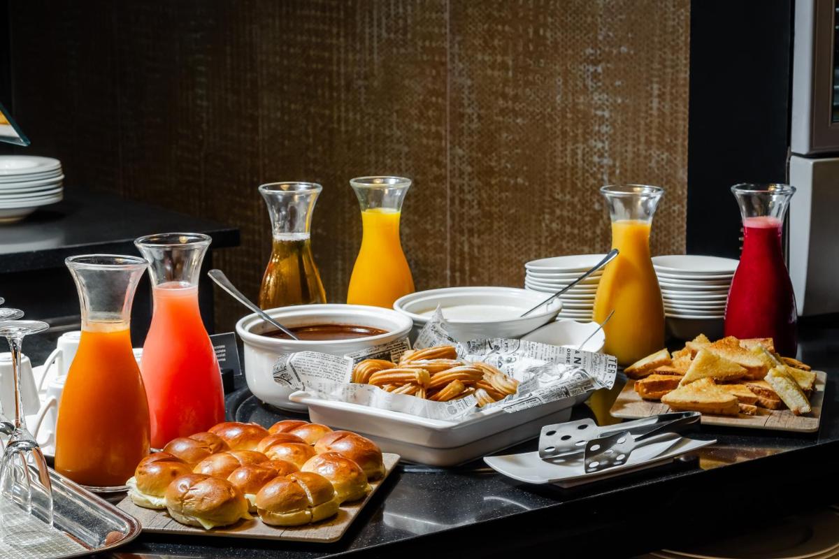Comida en o cerca de este hotel