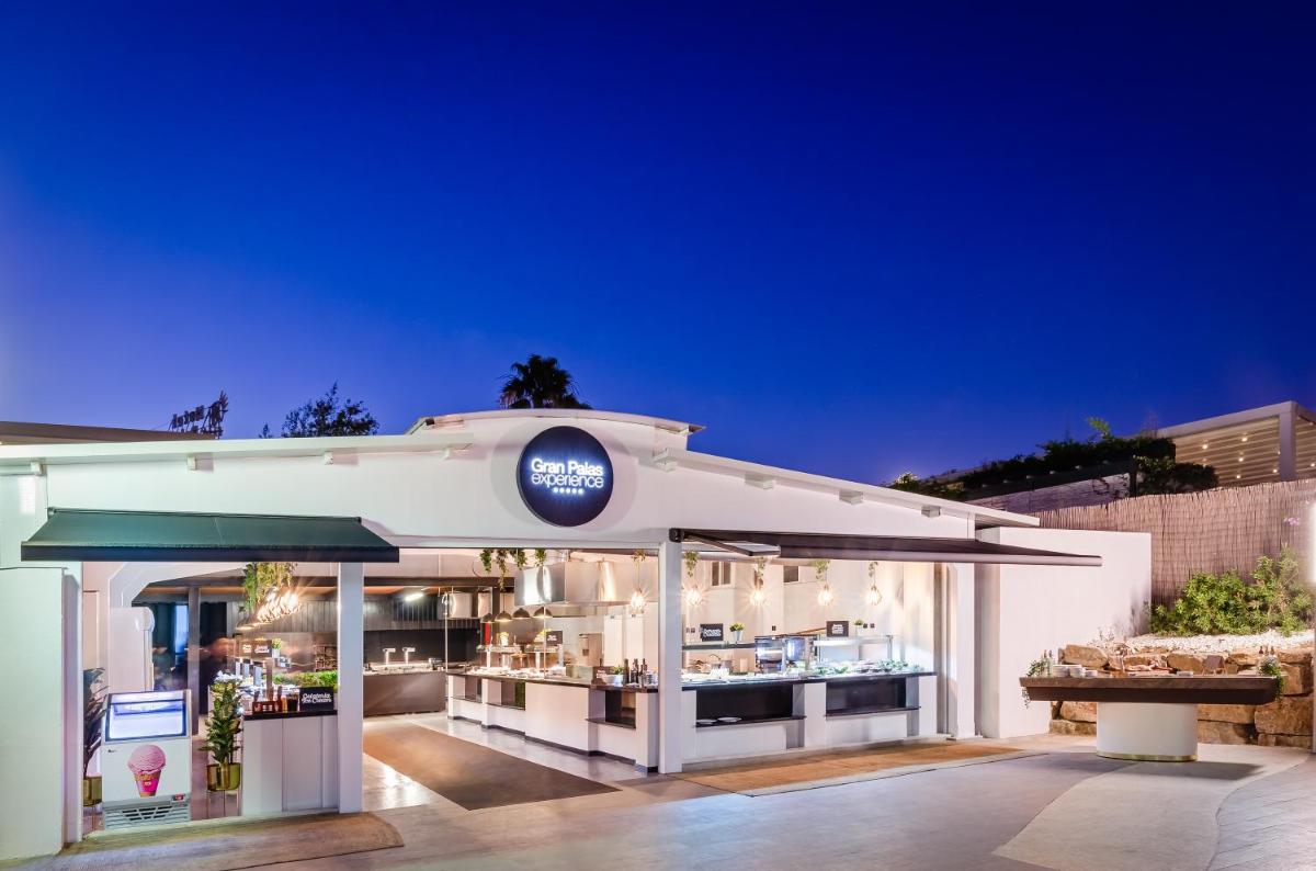 Un restaurante o sitio para comer en Gran Palas Hotel - Spa incluido