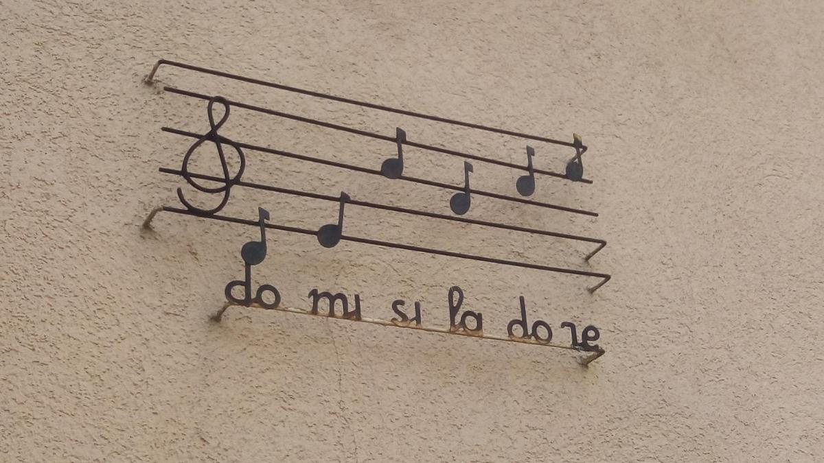 do mi si la do ré - Housity