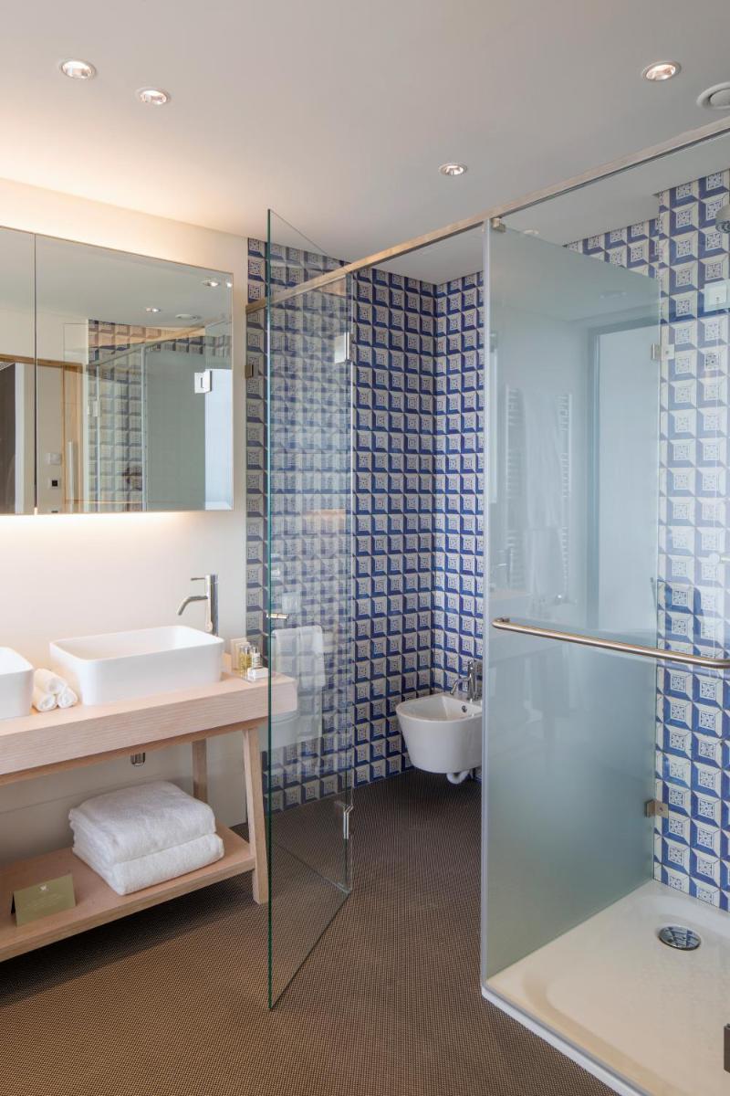 Uma casa de banho em Royal Obidos Scenic Resort