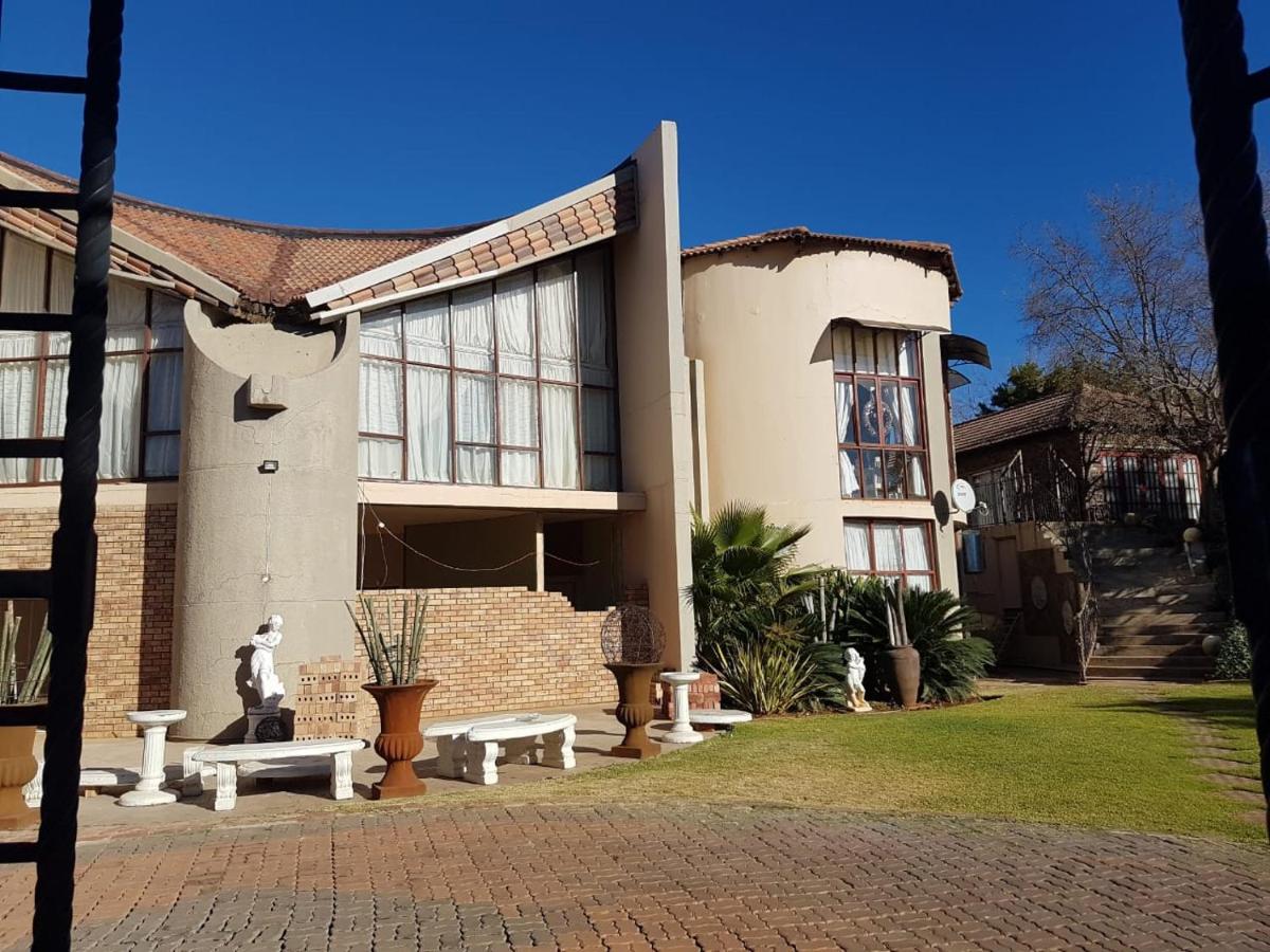 Villa Rosa Guest House - Housity