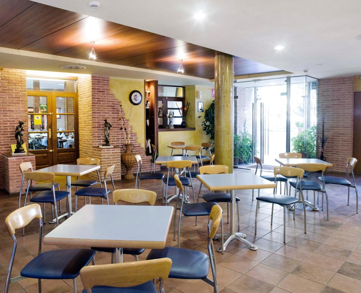 Un restaurante o sitio para comer en Hotel Balneario de La Virgen