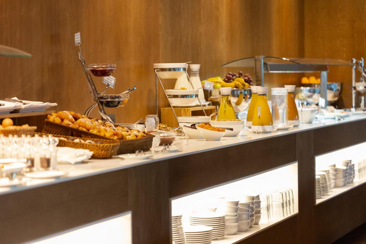 Comida en o cerca de este hotel