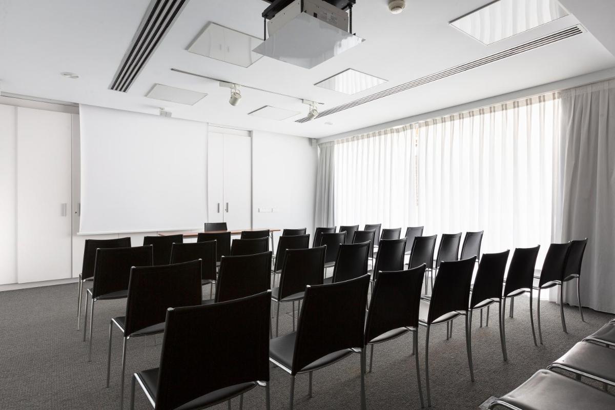 una sala de conferencias con sillas negras y paredes blancas en Aimia Hotel, en Puerto de Sóller 39 fotos más