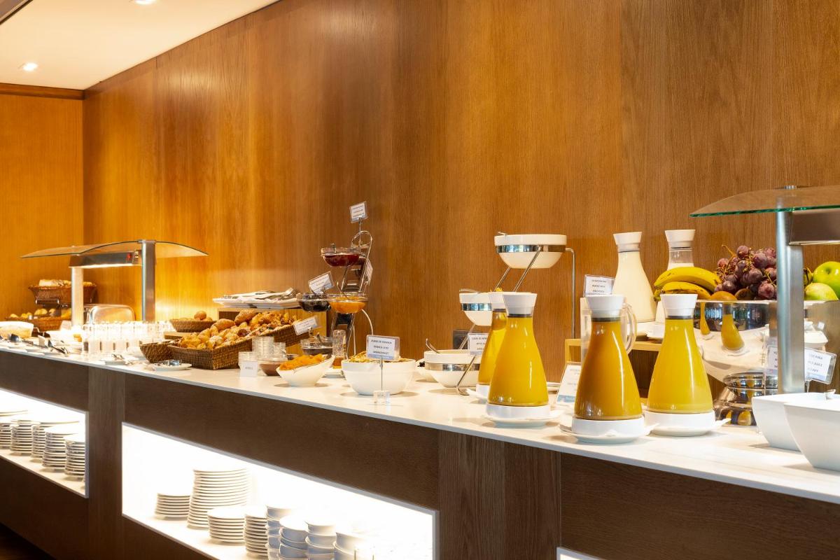 Comida en o cerca de este hotel