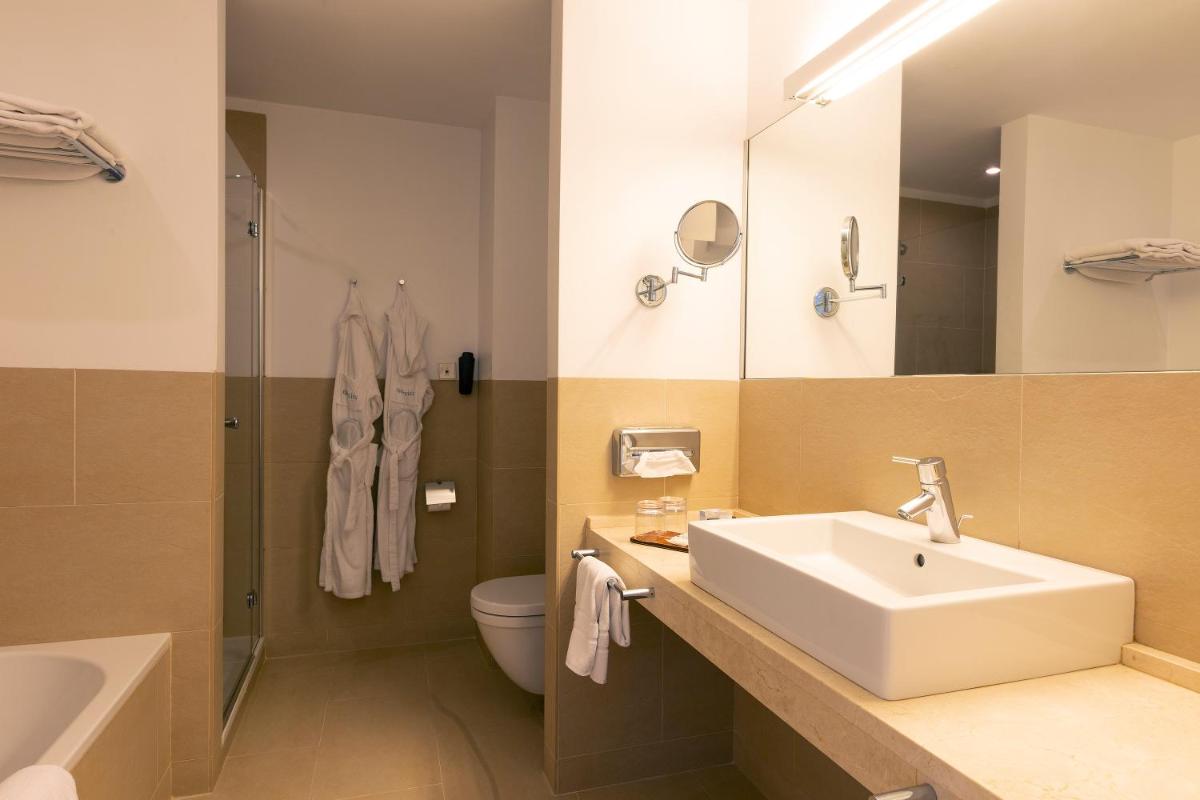 Un baño de Aimia Hotel