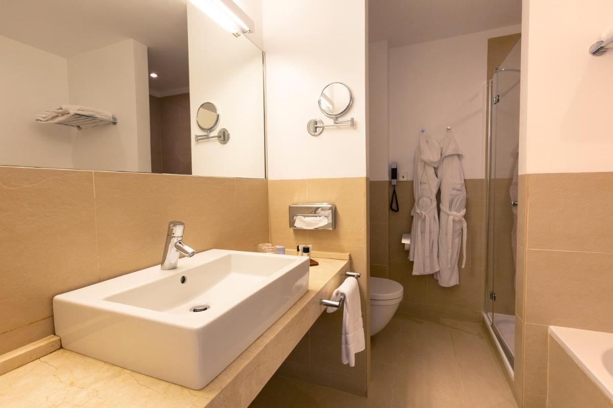 Un baño de Aimia Hotel