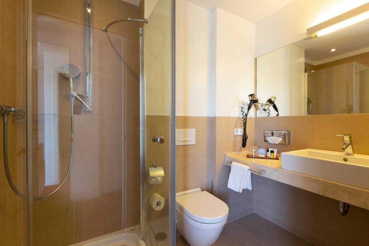 Un baño de Aimia Hotel