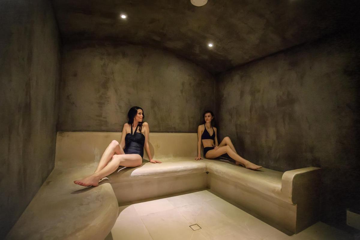 Coin salon dans l'établissement HÔTEL & SPA Panorama 360