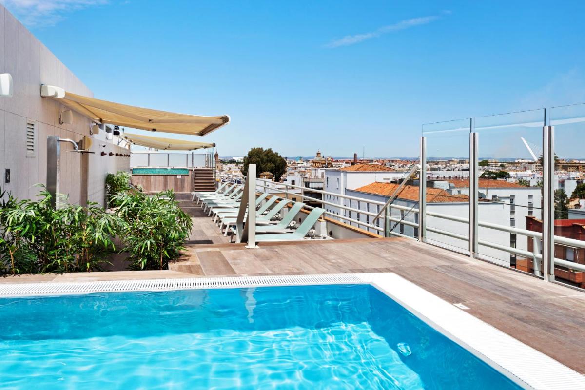 Un balcón con piscina en un edificio. en Catalonia Santa Justa, en Sevilla