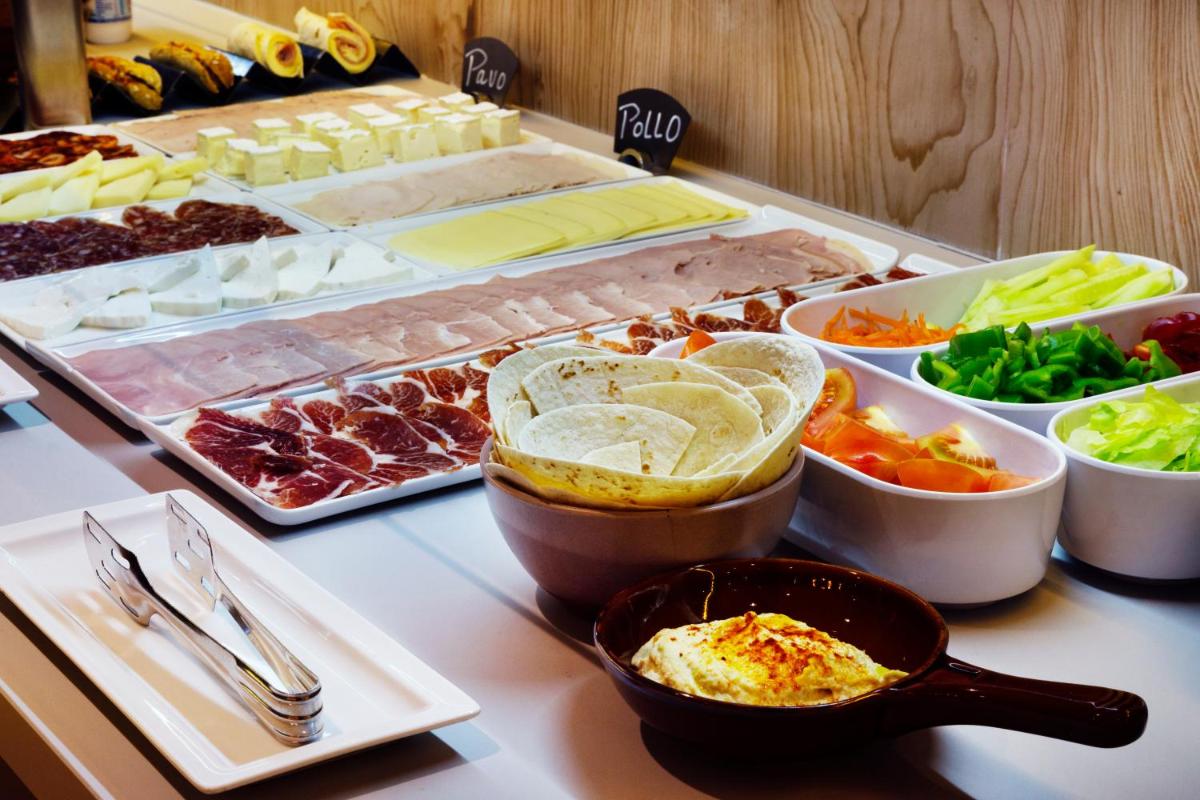 Comida en o cerca de este hotel