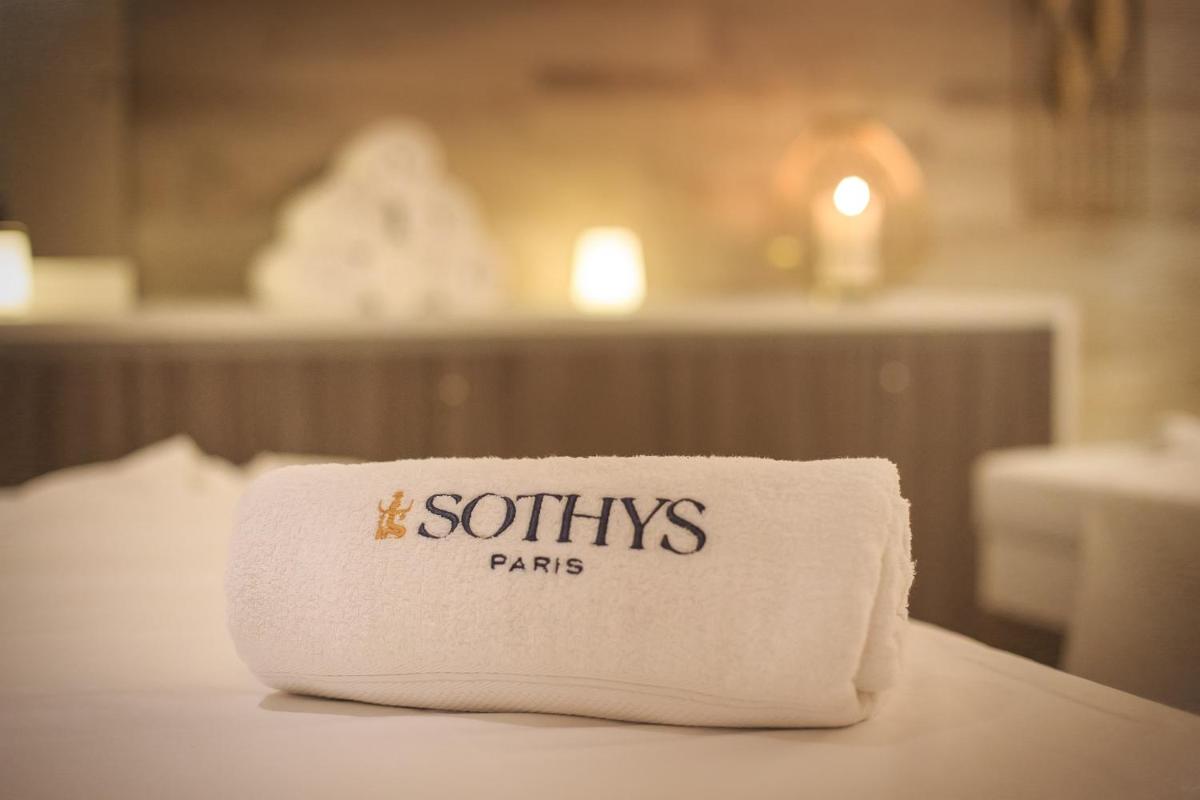 Un ou plusieurs lits dans un hébergement de l'établissement HÔTEL & SPA Panorama 360