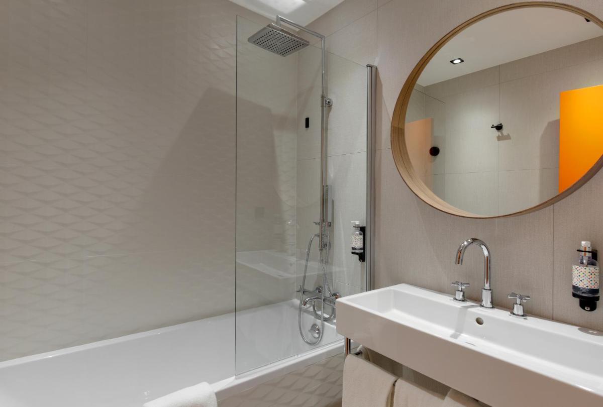 Salle de bains dans l'établissement Hôtel Montmorency & Spa