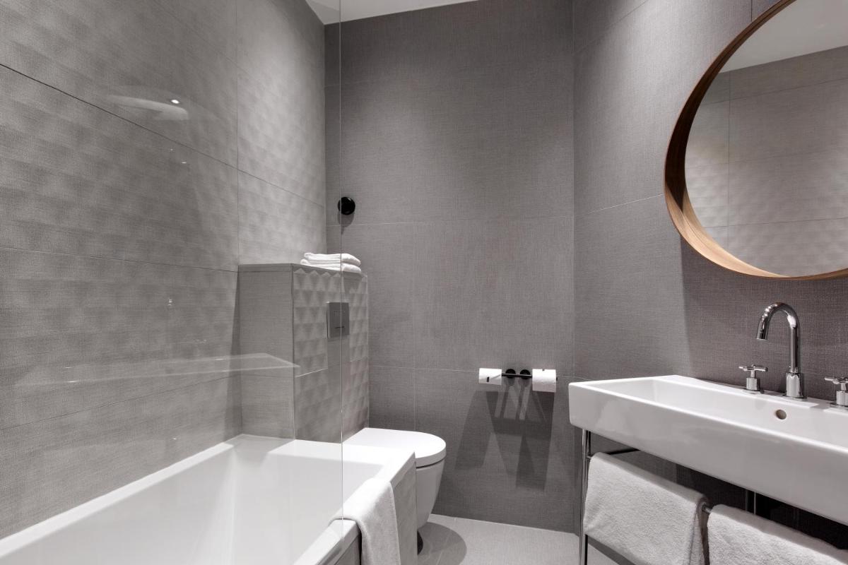 Salle de bains dans l'établissement Hôtel Montmorency & Spa