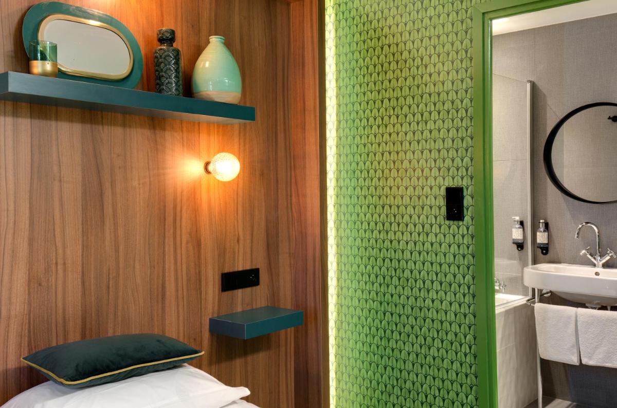 Salle de bains dans l'établissement Hôtel Montmorency & Spa