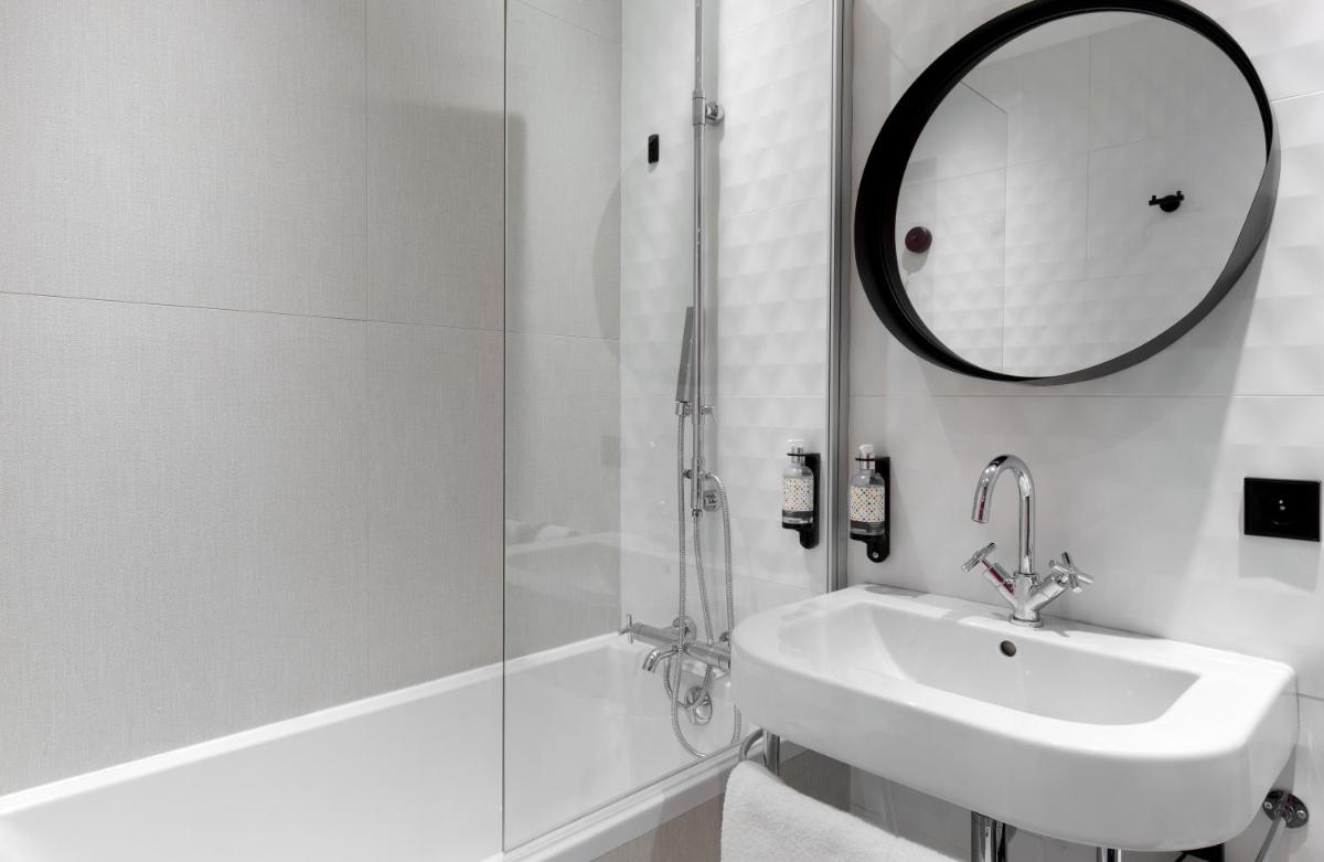 Salle de bains dans l'établissement Hôtel Montmorency & Spa
