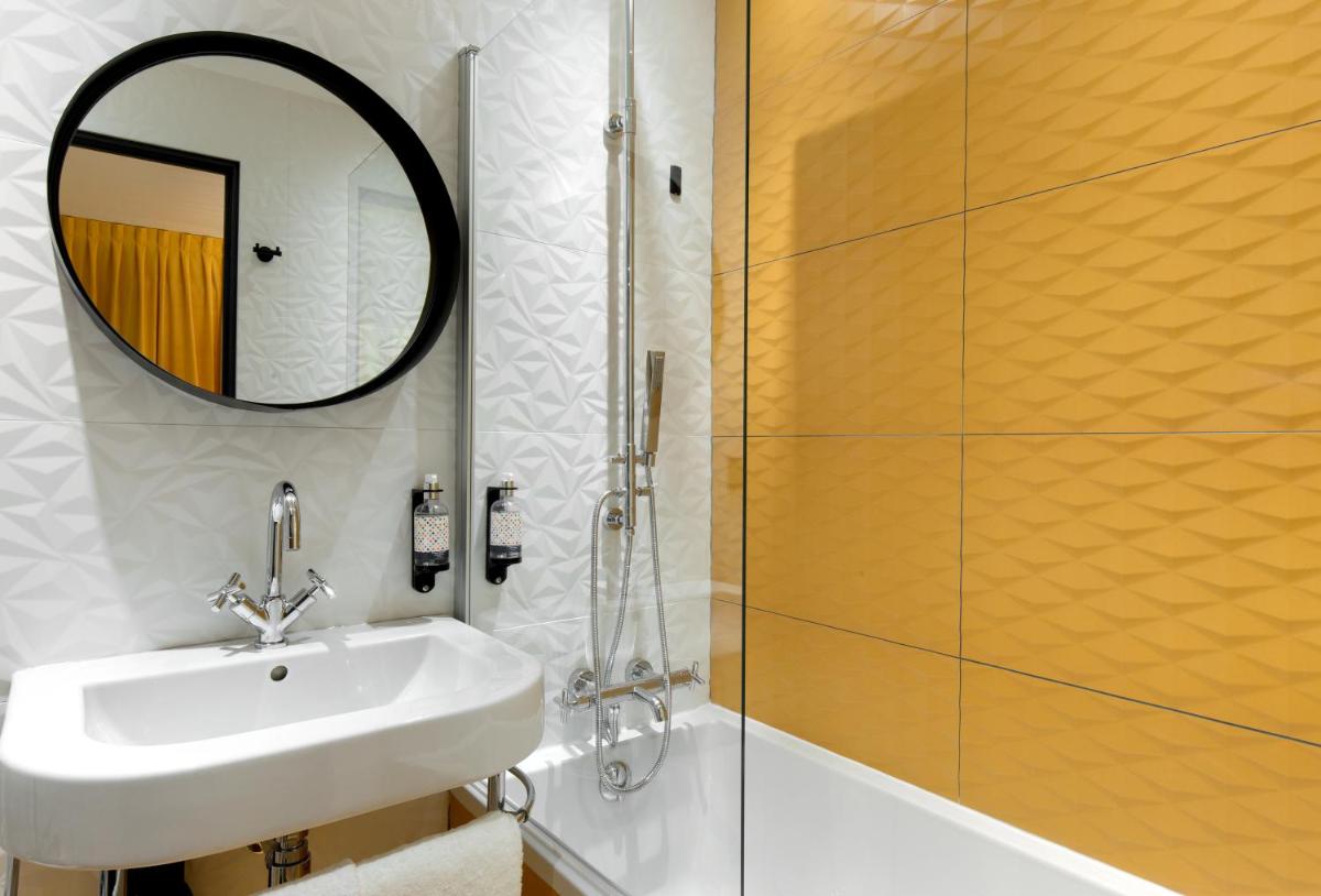 Salle de bains dans l'établissement Hôtel Montmorency & Spa