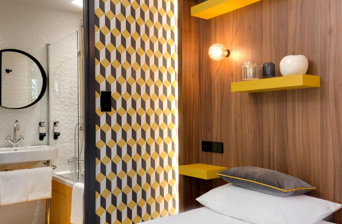 Salle de bains dans l'établissement Hôtel Montmorency & Spa