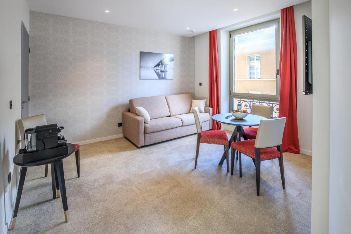 Coin salon dans l'établissement HÔTEL & SPA Panorama 360