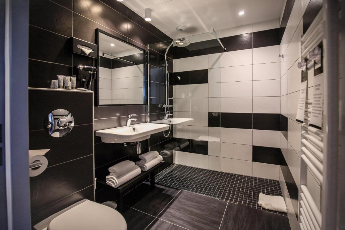 Salle de bains dans l'établissement HÔTEL & SPA Panorama 360