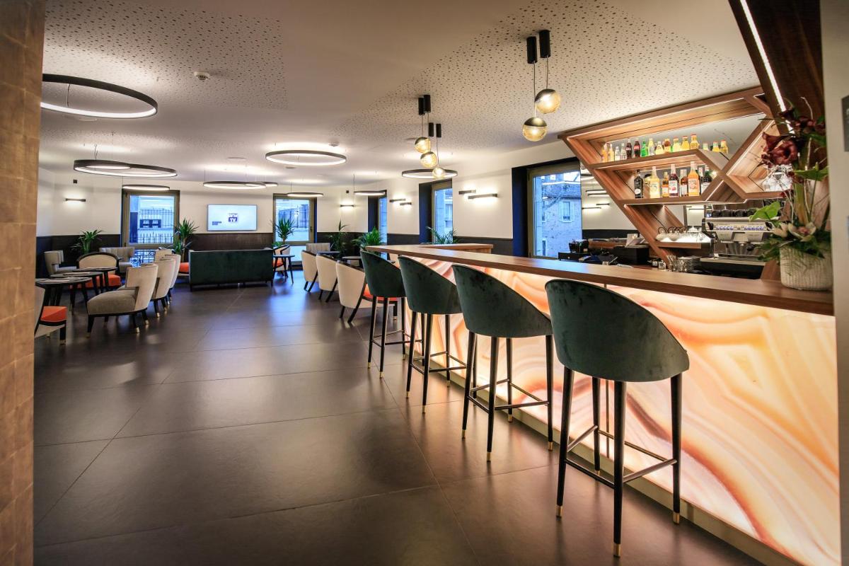 Restaurant ou autre lieu de restauration dans l'établissement HÔTEL & SPA Panorama 360