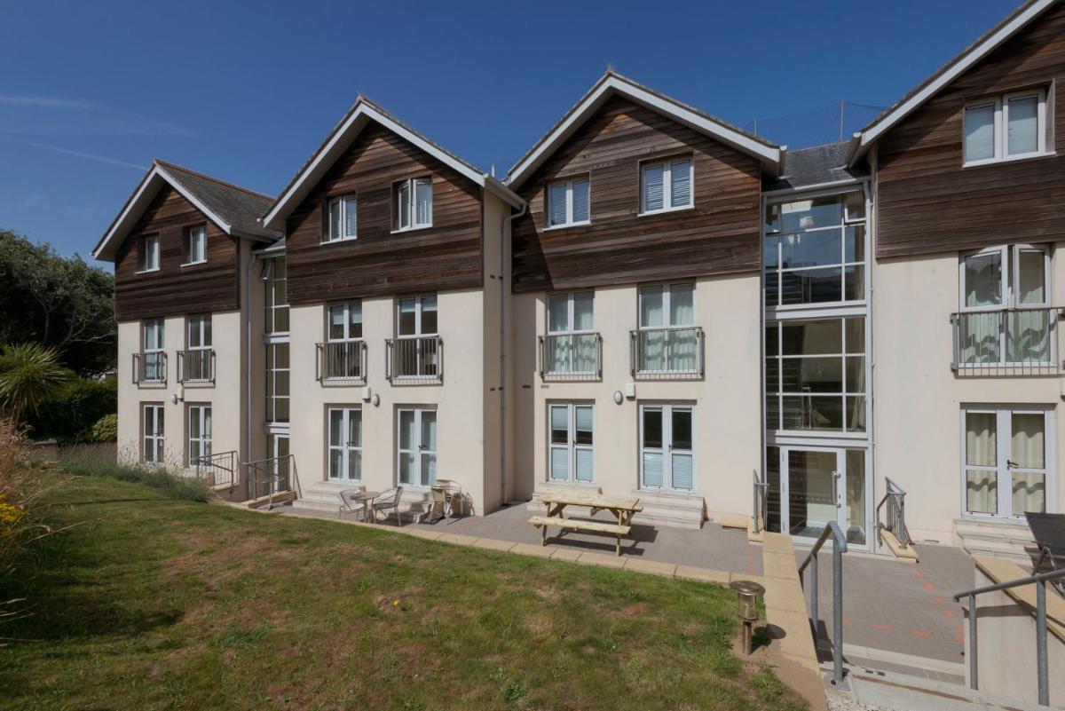 The Beach House & Porth Sands Apartments - Housity