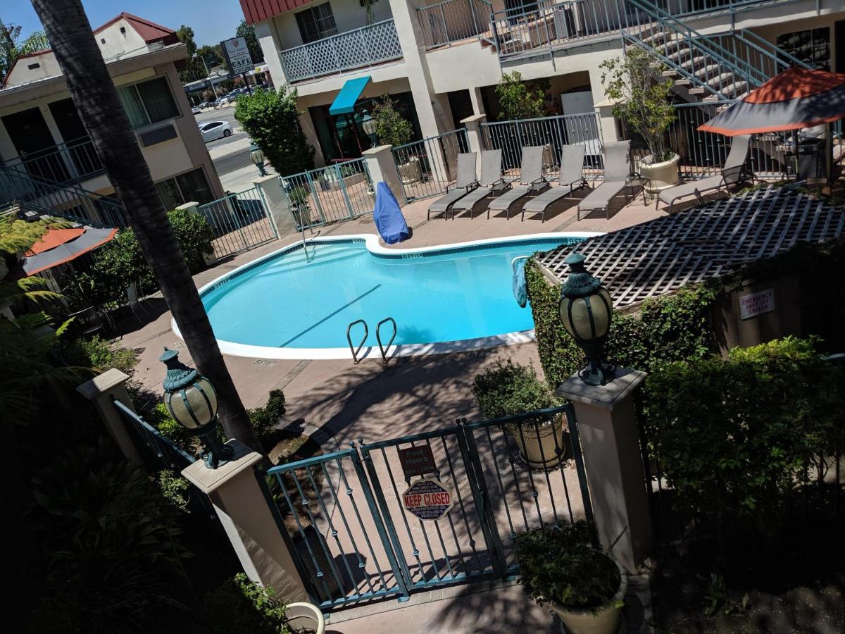 Tarzana Inn - Housity