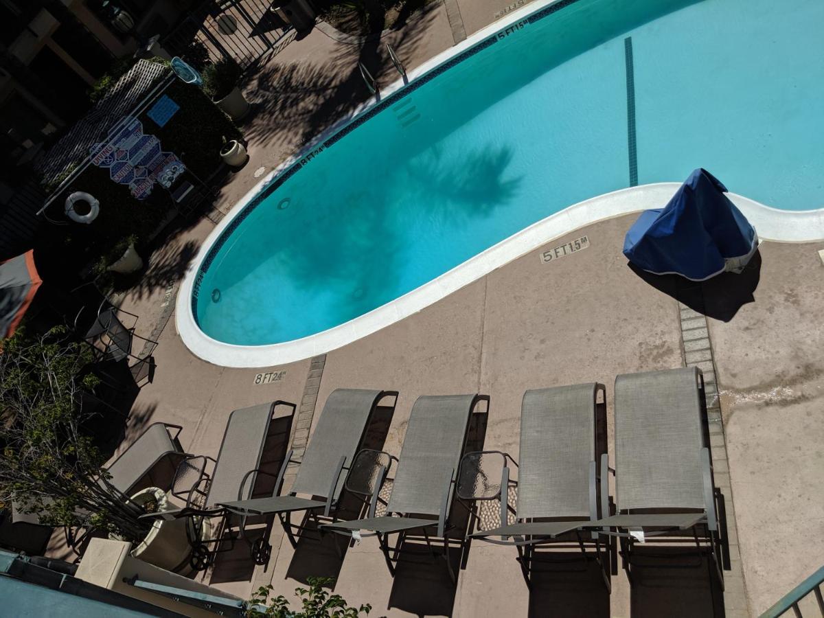 Tarzana Inn - Housity