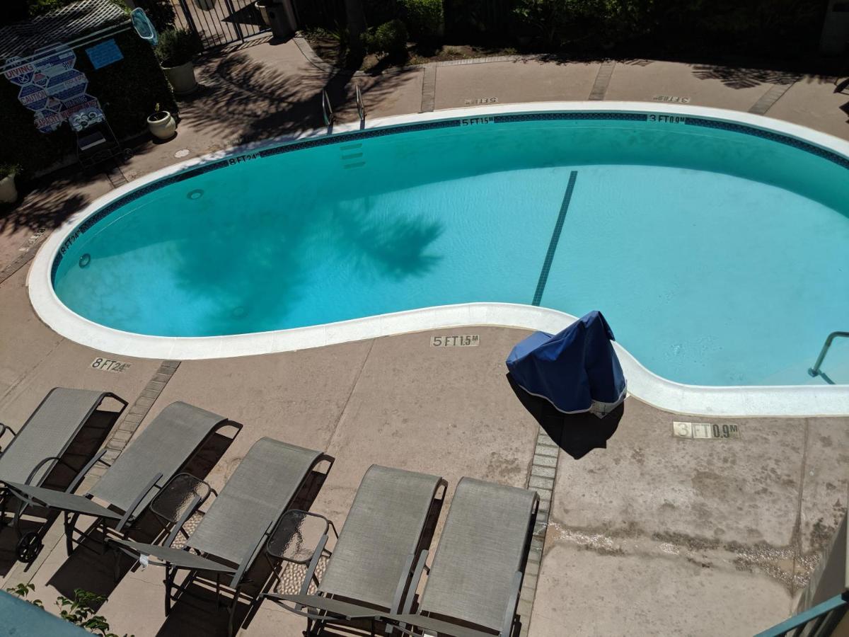 Tarzana Inn - Housity