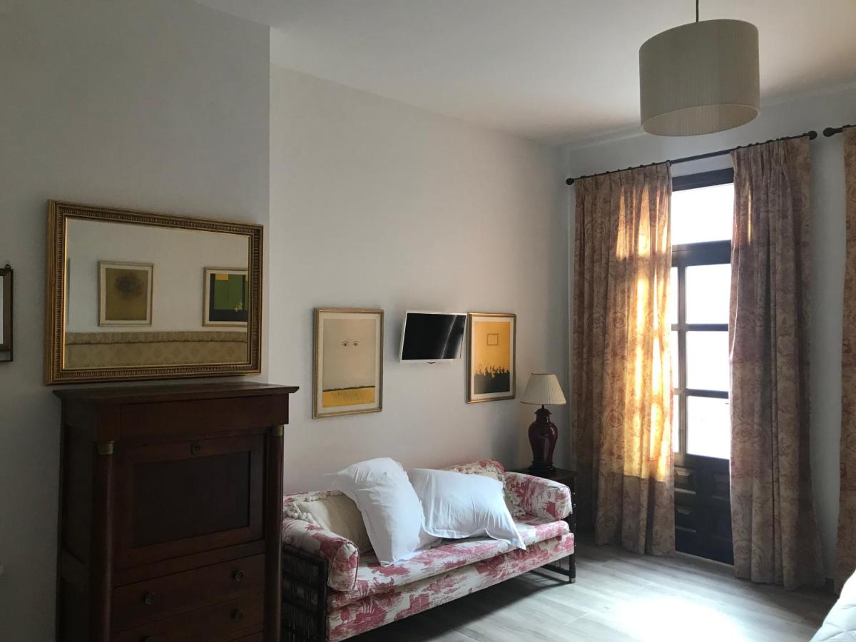 Una televisión o centro de entretenimiento en Hotel Spa Salinas de Imón
