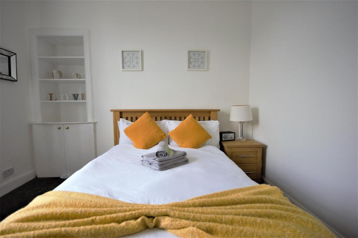 Suitetrails - Bright and Cosy West End Apartment