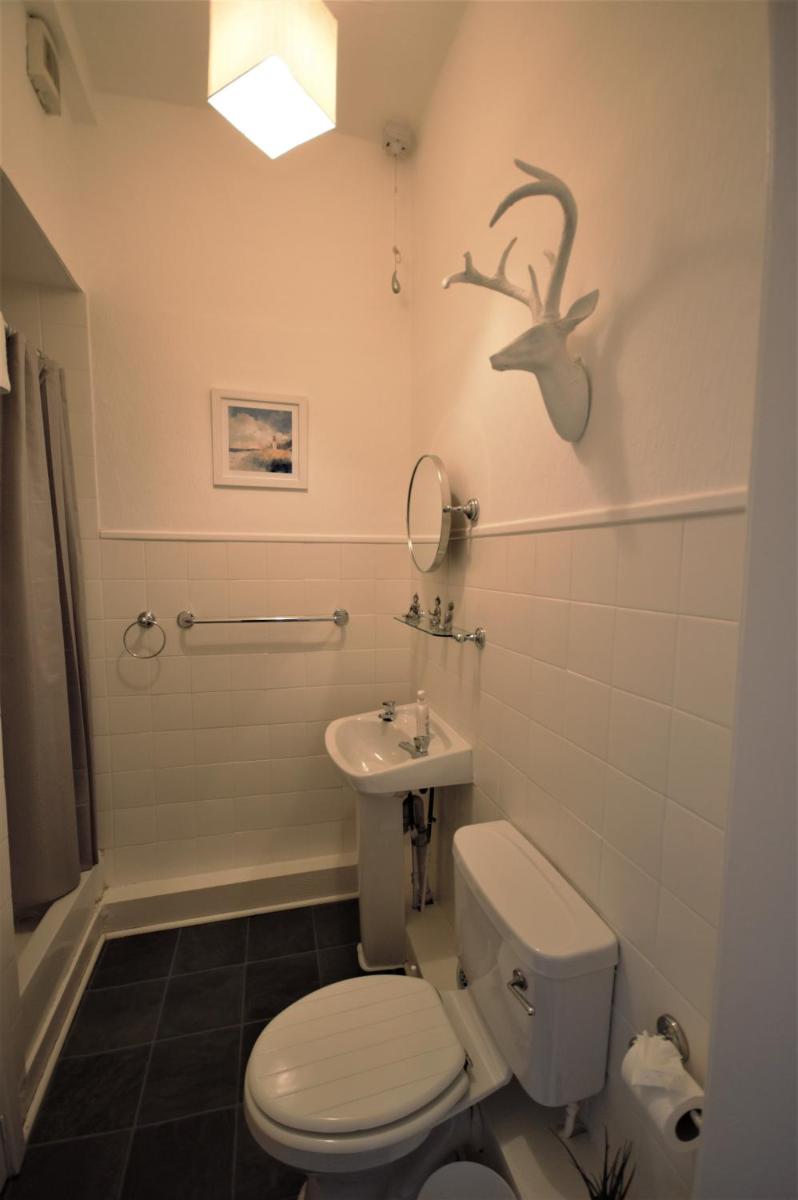 Suitetrails - Bright and Cosy West End Apartment