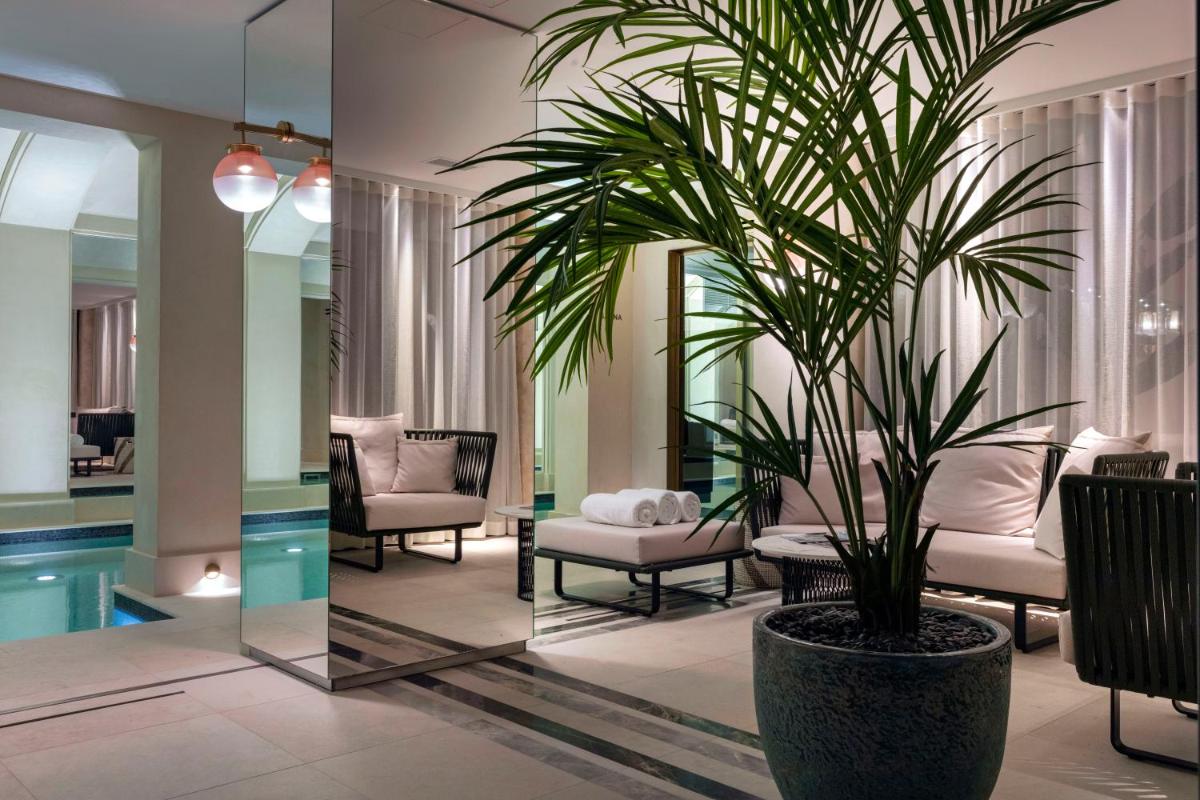 Piscine de l'établissement Les Jardins du Faubourg Hotel & Spa by Shiseido ou située à proximité