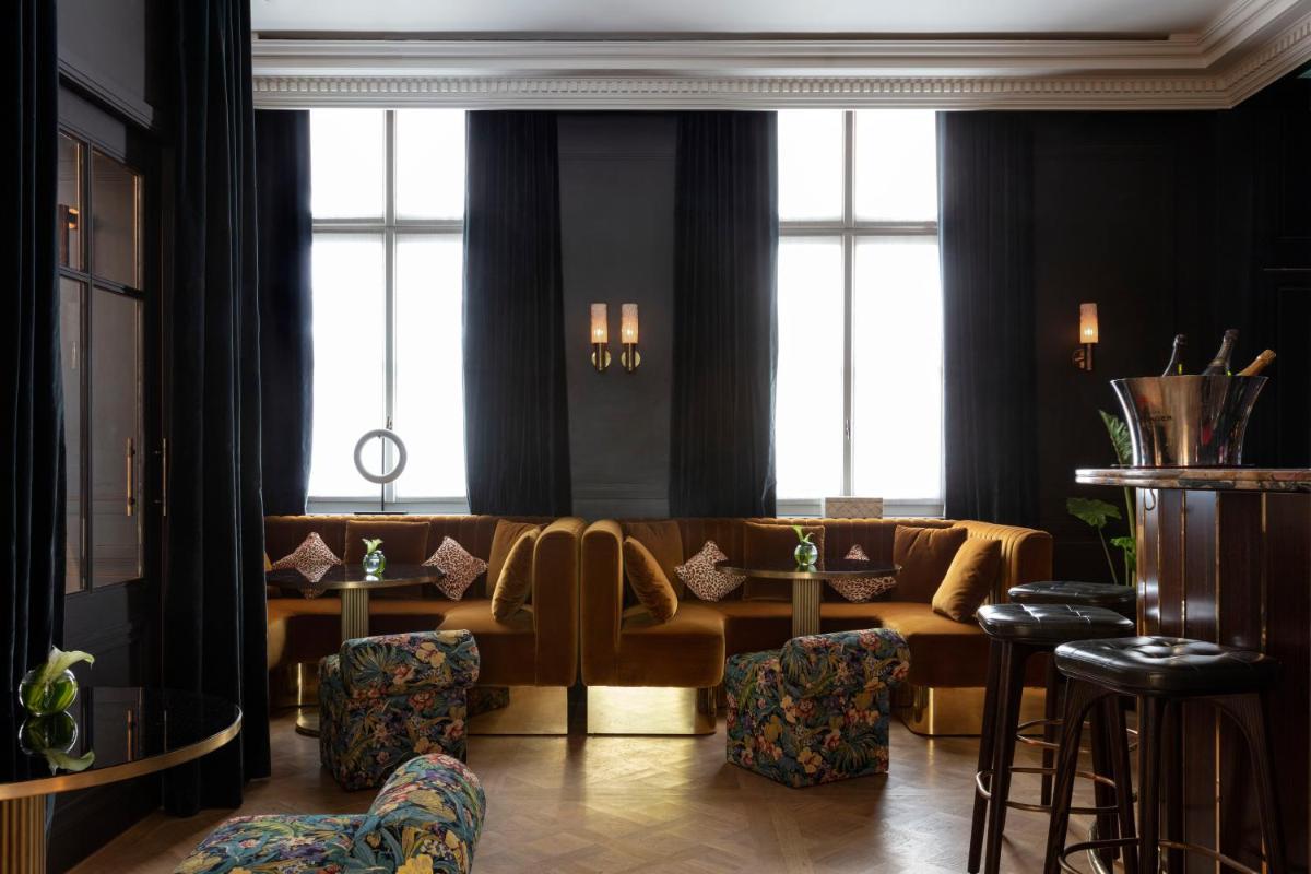 Coin salon dans l'établissement Les Jardins du Faubourg Hotel & Spa by Shiseido