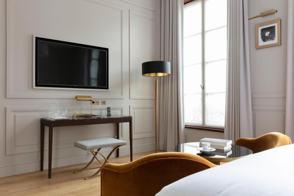 Télévision ou salle de divertissement dans l'établissement Les Jardins du Faubourg Hotel & Spa by Shiseido