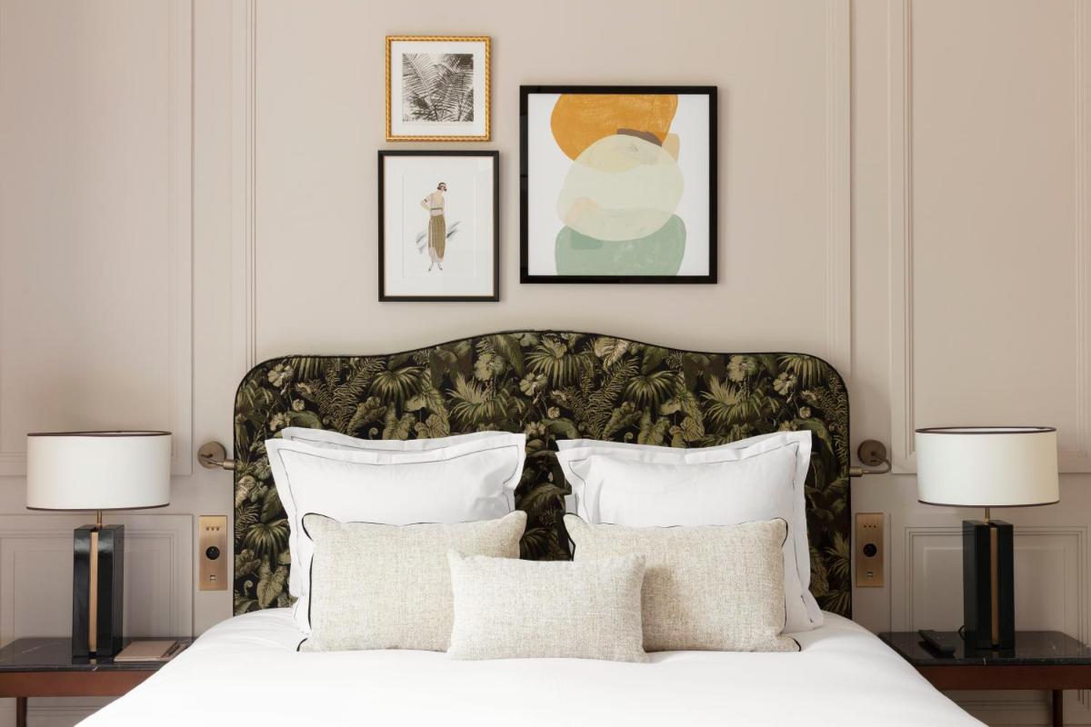 une chambre avec un grand lit avec deux lampes dans l'établissement Les Jardins du Faubourg Hotel & Spa by Shiseido, à Paris