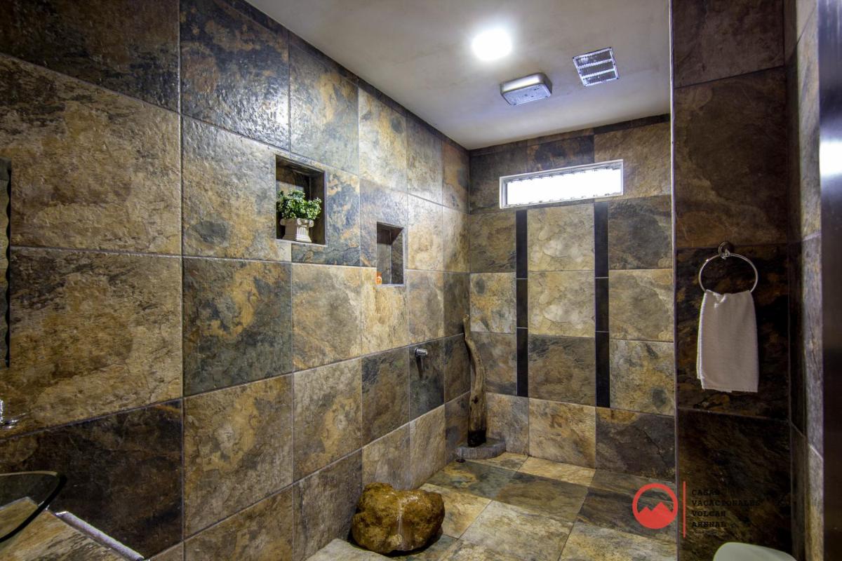 Suitetrails - Majestic Arenal House - Private Pool, WIFI, A / C