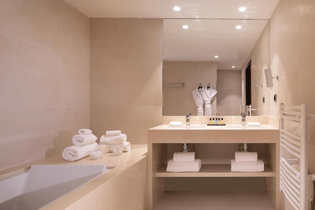 Salle de bains dans l'établissement Royal Hainaut Spa & Resort Hotel