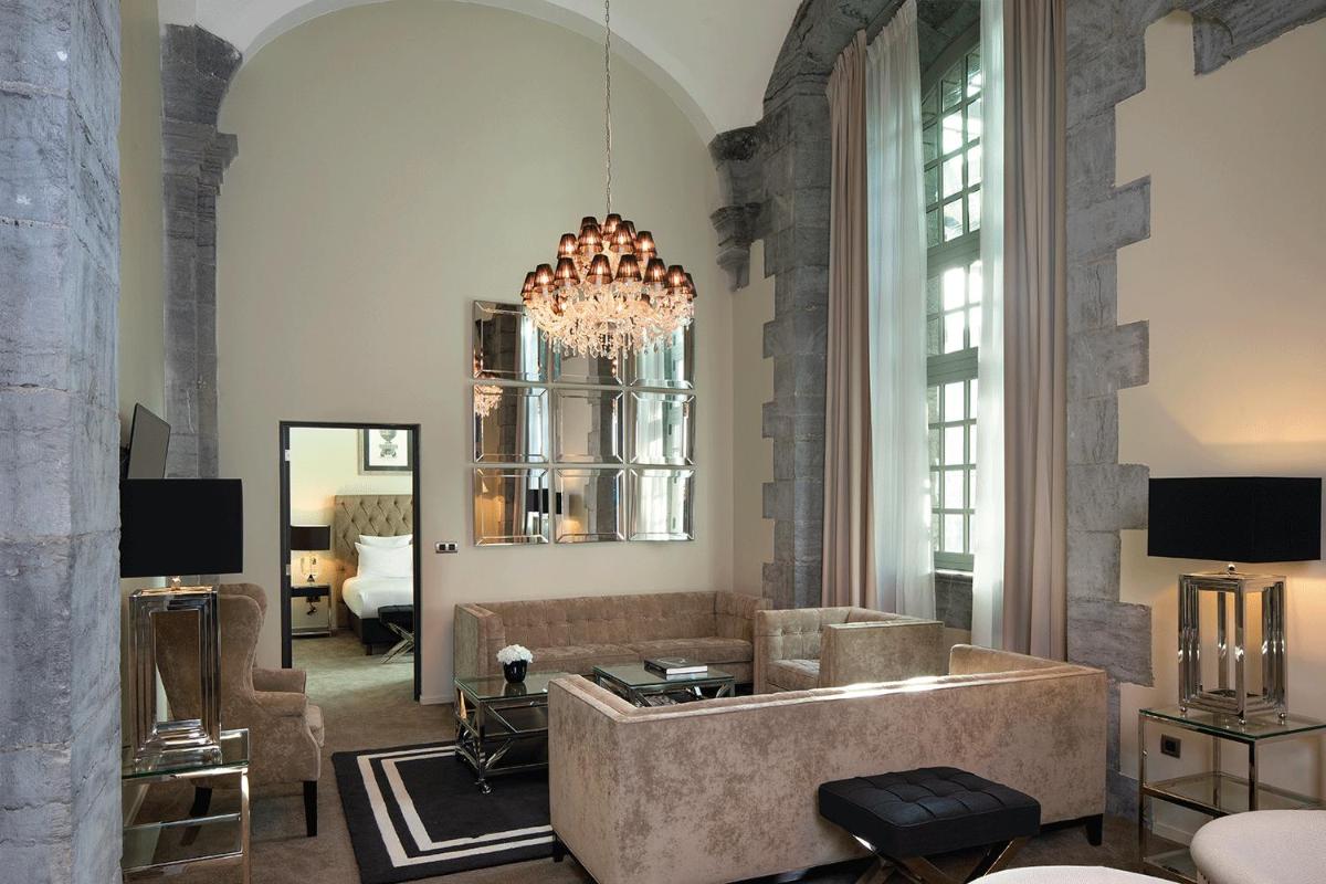 Coin salon dans l'établissement Royal Hainaut Spa & Resort Hotel