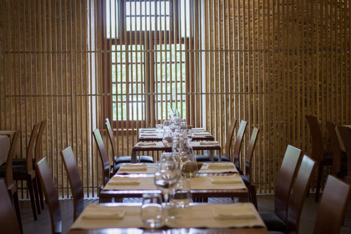 Um restaurante ou outro lugar para comer em Hotel Meira