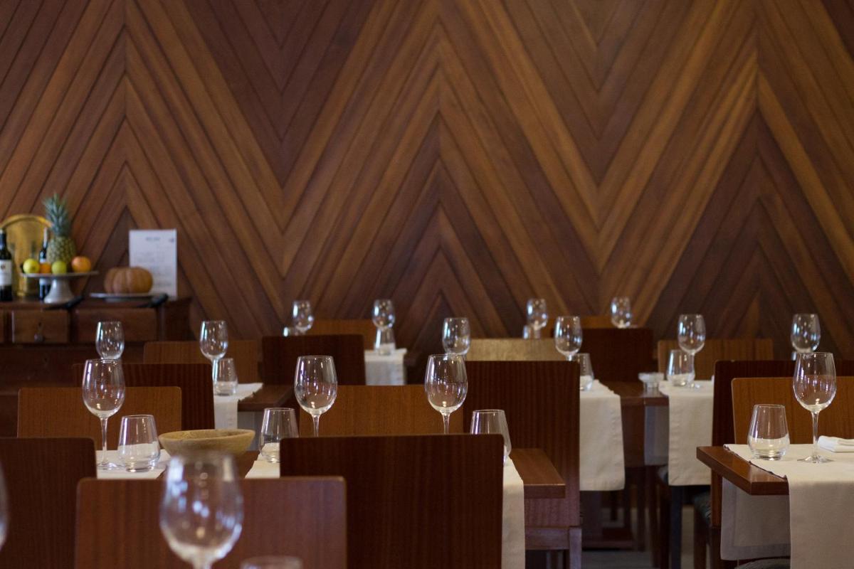 Um restaurante ou outro lugar para comer em Hotel Meira